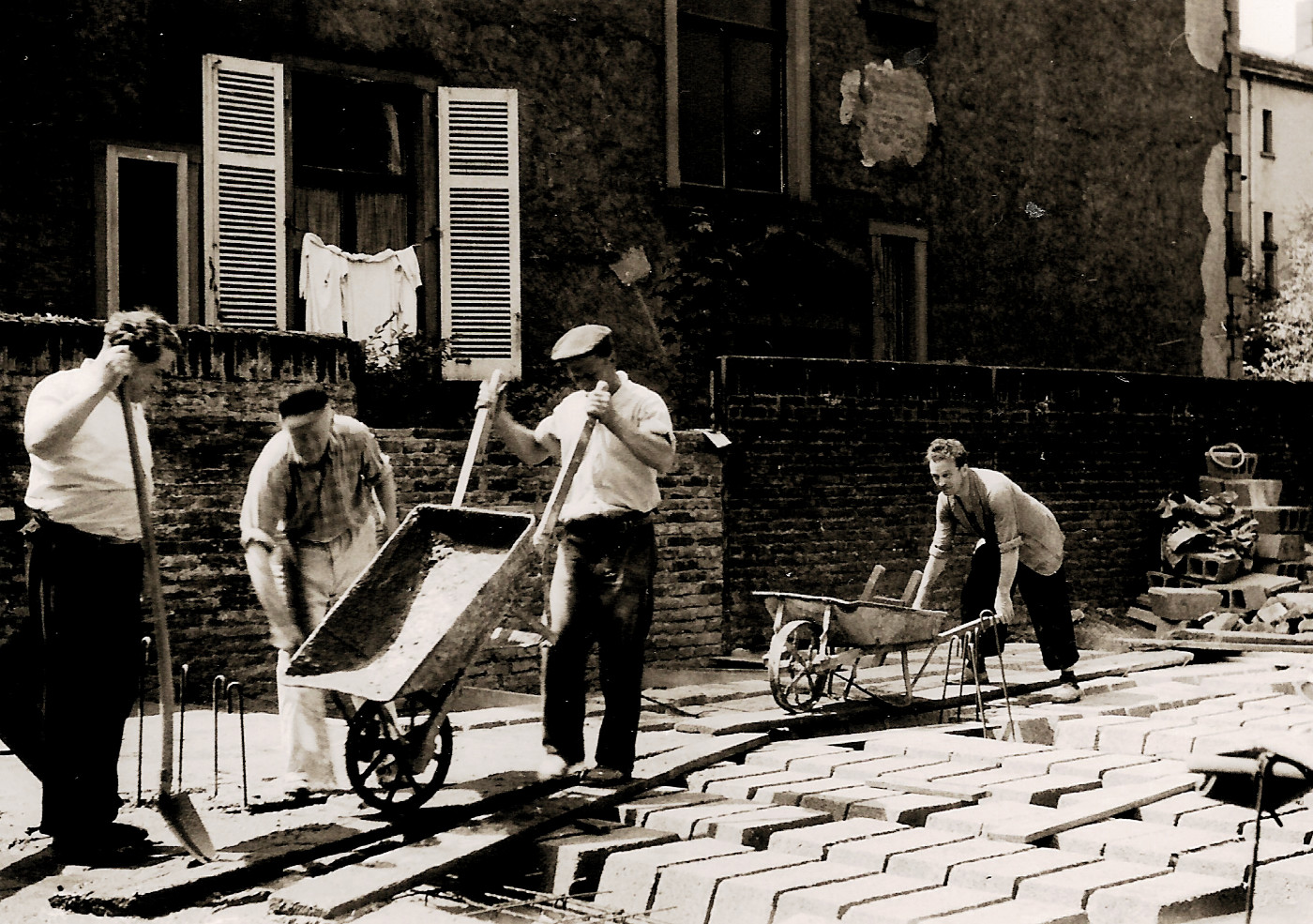 Bau des Gemeindezentrums (Königreichssaal) in der Sömmeringstraße 19, im Jahr 1956