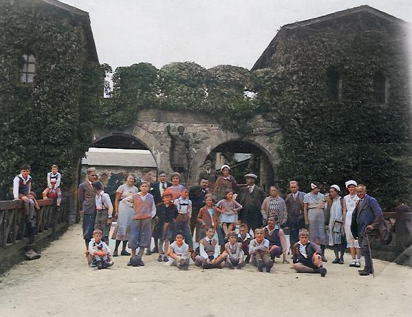 Die Jugendgruppe der Frankfurter Gemeinde bei einem Ausflug zur Saalburg und nach Herzberg/Taunus