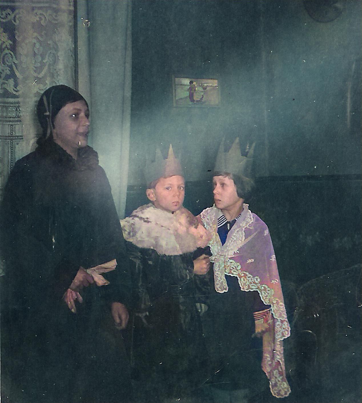 Mathilde Lehnert mit ihren und anderen Kindern, 1934